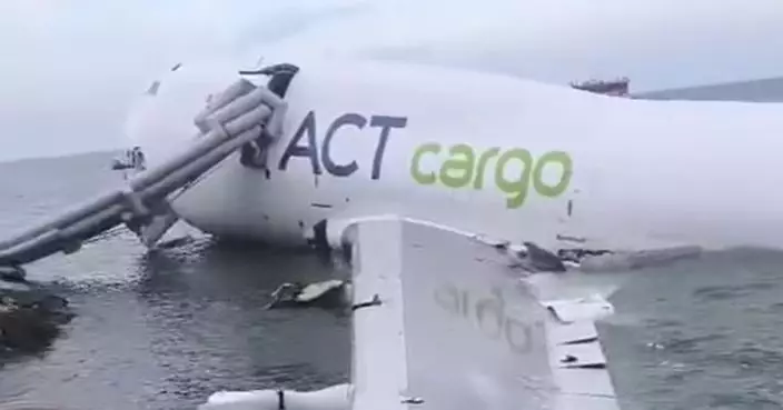 杜拜來港貨機降落時衝出跑道撞地勤車後墮海 兩地勤死亡機組人員無礙