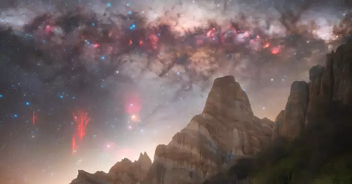 新西蘭攝影師捕捉罕見「紅色精靈」閃電　銀河作背景畫面震撼