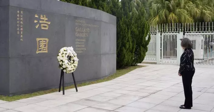 楊何蓓茵代表政府到浩園 向因公殉職公務員獻花悼念