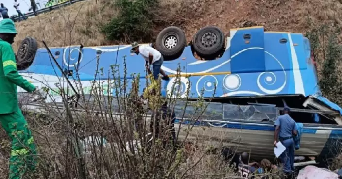 南非旅遊巴失控衝出公路墮崖 釀至少40死包括10個月大嬰兒