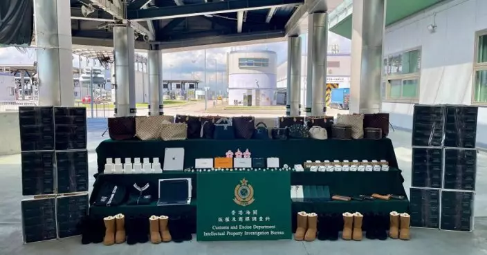 海關港珠澳大橋香港口岸截查入境貨車 檢值170萬冒牌貨及私煙拘62歲司機