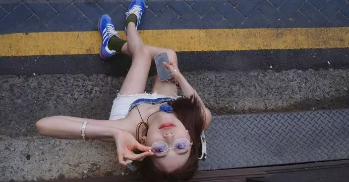 郭柏妍Tube Top + 熱褲上陣 嘟嘴賣萌冧粉絲