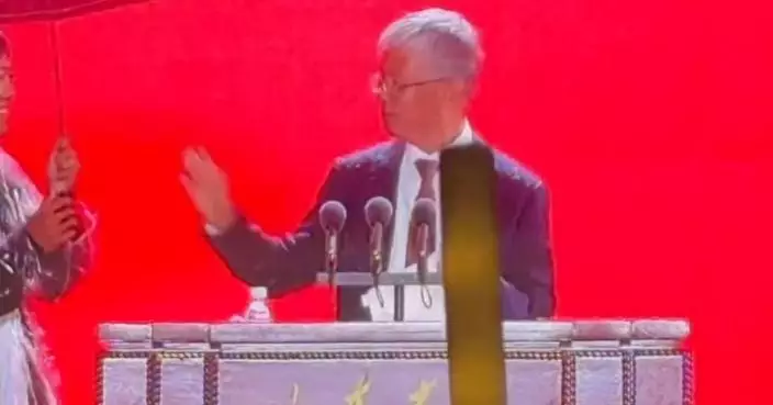 山東大學校長開學禮淋雨演講20分鐘引熱議 2度拒撐傘：與同學共淋一場雨