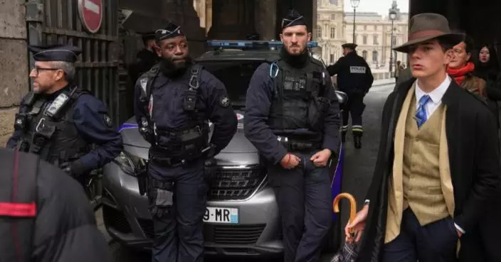 羅浮宮竊案現場現「神秘西裝男」網民猜係偵探！真實身份曝光