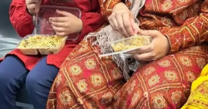 印度人深圳地鐵上食手抓飯 網民質疑對待外國人雙標 地鐵方回應：一視同仁