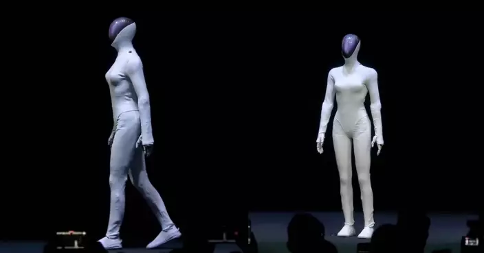 小鵬發佈女性人形機械人IRON　貓步逼真驚艷全場　何小鵬拍片澄清「非真人扮演」