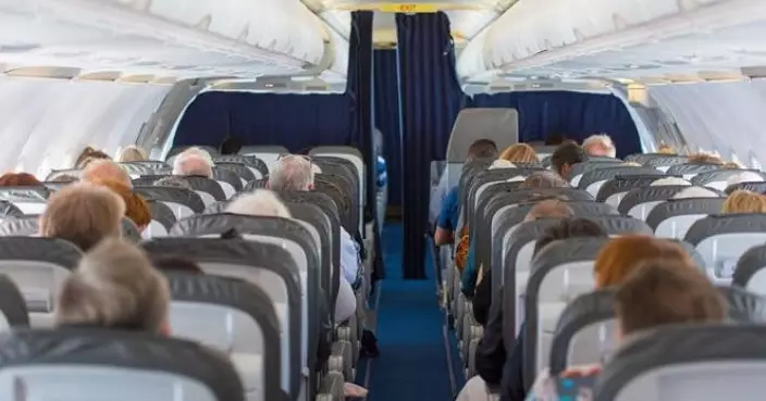 一齊出遊男友獨自升艙 台女被留經濟艙感心寒：感覺距離被拉開