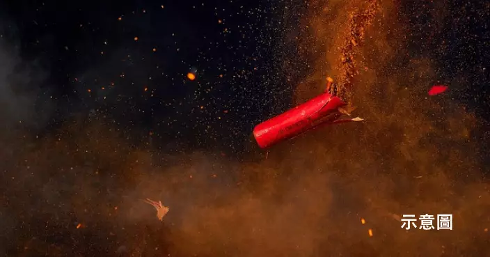 節慶惡搞出事！英男臀部夾炮竹被炸傷痛苦尖叫 友人不救反圍觀大笑