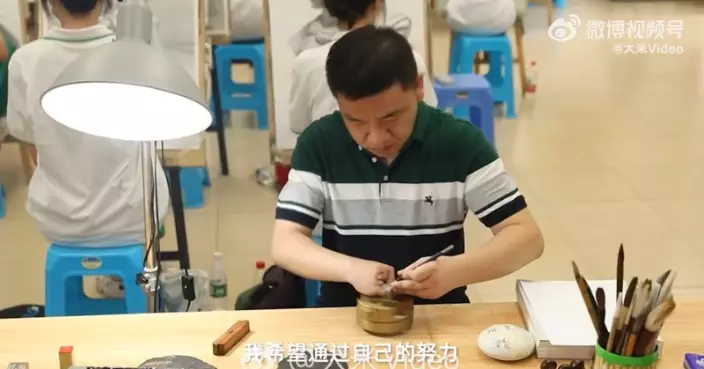 右手4指萎縮僅剩大拇指 湖南美術老師憑6指獲逾270獎項 更助百名學子圓大學夢