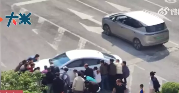 遭私家車撞倒捲入車底 雲南女獲逾20名熱心民眾合力抬車救出送醫