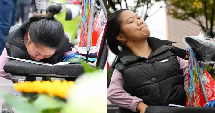 雙手無力又失雙腿 重慶一級殘疾單親母用嘴繡鞋墊擺攤養大2女