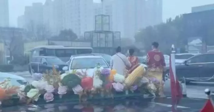 婚車遭陌生人攔截索50條「喜煙」 河北新人拒妥協被迫棄車離場 新娘當場氣哭