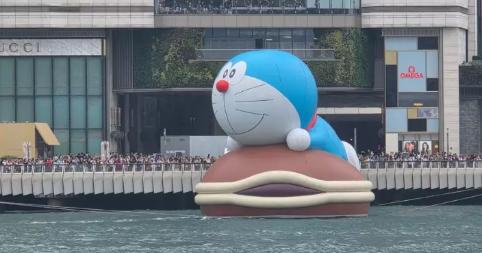 四巨型充氣卡通雕塑維港展示最後一日 巡遊後離港他去