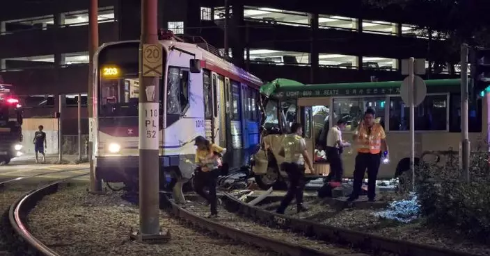 屯門青麟路小巴輕鐵相撞 12人傷小巴司機一度被困