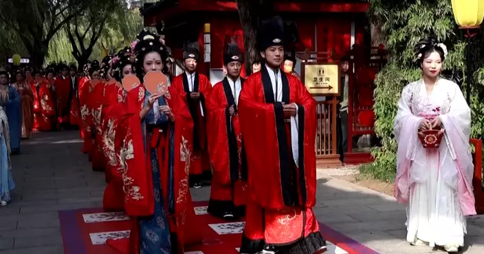 西安30對新人集體行禮 俄泰巴國夫婦著唐裝體驗中式婚儀