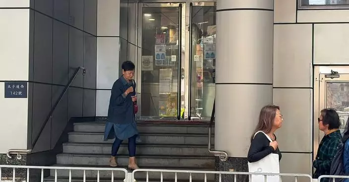 潛逃者黃振華母親早上被警方國安處帶往警署協助調查