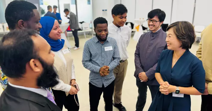 「一帶一路獎學金」分享會 蔡若蓮與逾百名新獲獎學生交流