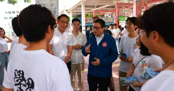 2025立法會選舉｜鄧炳強落區遇「首投族」 鼓勵年輕人為香港未來踴躍投票