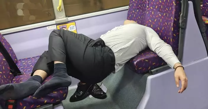 城巴醉酒男不省人事擺出高難度睡姿 網笑：睇得出佢條腰骨保養得唔錯