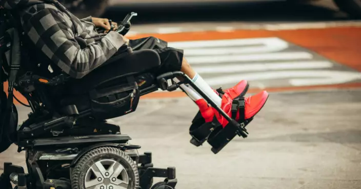 全球首例！「脊髓介面」加「外骨骼機器人」內地四肢癱瘓男可自主行走