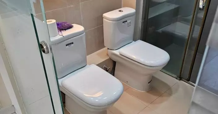 港女睇樓遇單位廁所奇怪設計 驚見雙馬桶並排：要拖手一齊屙？