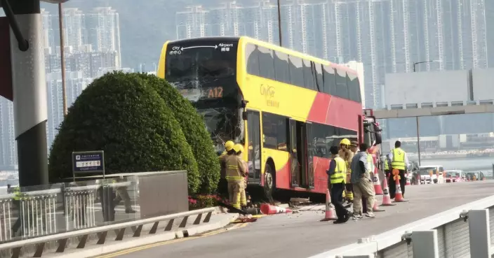 城巴機場客運大樓撞路壆18人受傷 車長被暫停駕駛職務