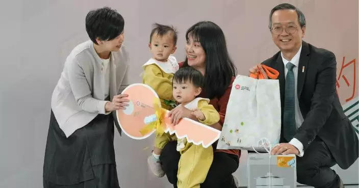 首批學校改裝簡約公屋居民收樓 何永賢親派鎖匙見證快樂時刻