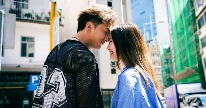 周吉佩新歌MV與女主角頭貼頭尷尬狂飆汗     演繹悲傷情歌慨歎「好彩我宜家生活美滿」