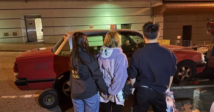 警方觀塘截查的士拘捕一名21歲女乘客  檢獲少量毒品及電子煙槍