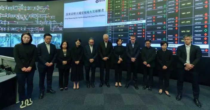 大埔五級火｜港鐵管理層默哀旗下建築下半旗誌哀 八達通大埔墟站設攤位支援居民補辦卡