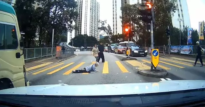 婆婆過馬路「衝燈尾」失平衡面朝下仆倒 車cam片主籲大家體諒卻挨轟