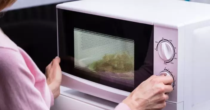 小心廚房助手變「隱形炸彈」！專家警告4大高危食物放微波爐或致爆炸起火