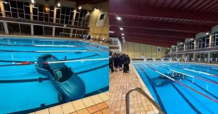 駕車疑誤踩油門 法婦撞破玻璃帷幕直衝入泳池受困 幸獲救生員救出