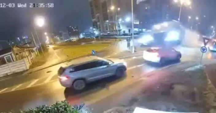 駕車疑低血糖昏迷 羅馬尼亞車主撞分隔島騰空飛越2車險撞加油站