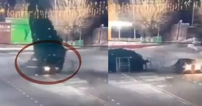廣場內飆車甩尾炫技 哈薩克男司機失控撞塌12米高聖誕樹遭警方開罰
