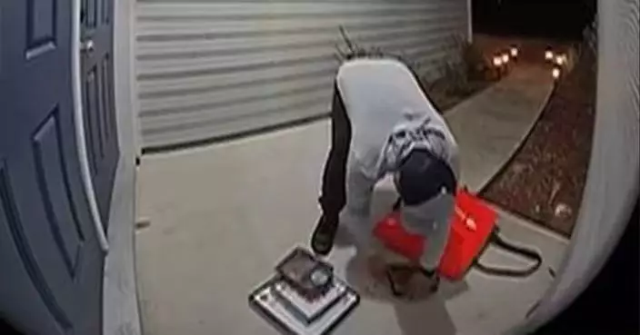 送餐雞翼跌地 美外賣員徒手執返塞回餐盒未告知顧客 全程被錄低