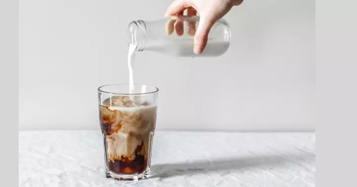 咖啡加奶更健康？丹麥研究指抗炎效果或倍增 專家提醒：飲法與時間同樣關鍵