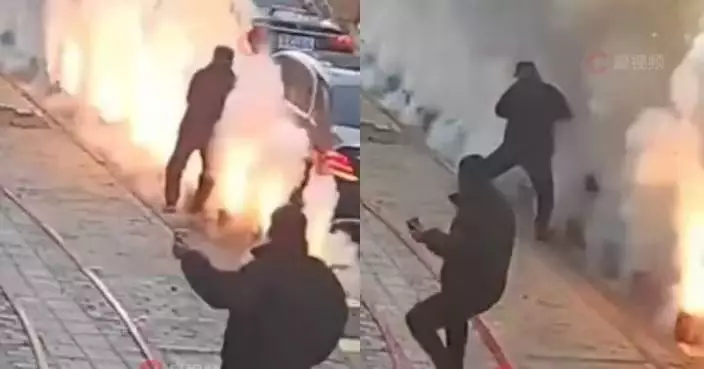 湖北婚禮放煙火釀意外 老翁推單車誤闖煙火陣遭火焰波及受輕傷