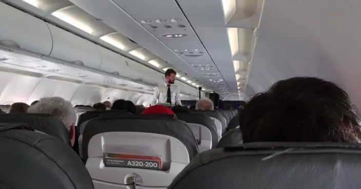 資深空服員揭常見搭機誤區 外套塞置物櫃恐致航班延誤且不衛生