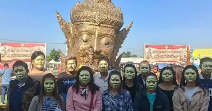 信徒面部貼金箔求財 泰求財寺廟稱已助5人中頭獎 網笑：變十八銅人也願意！