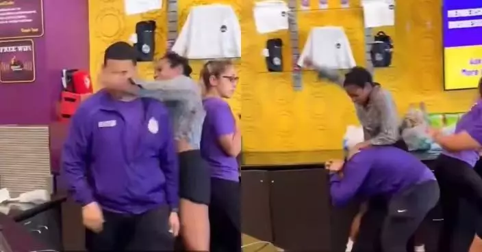 健身被要求降低音量失控暴走 美國女揮拳毆打員工更裸奔當場被捕