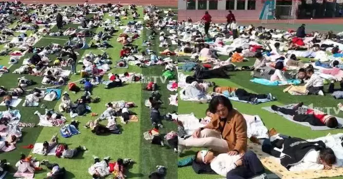 湖北小學上演「大型曬娃」校長號召學生集體躺操場享受日光浴