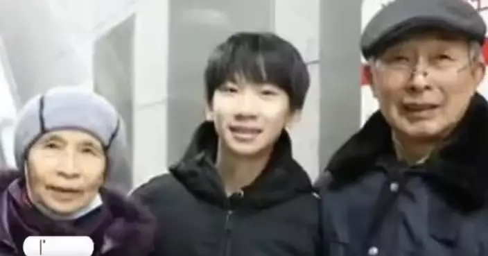 地鐵站驚見年邁夫婦扶手電梯上失衡摔倒 遼寧少年逆行衝下救人