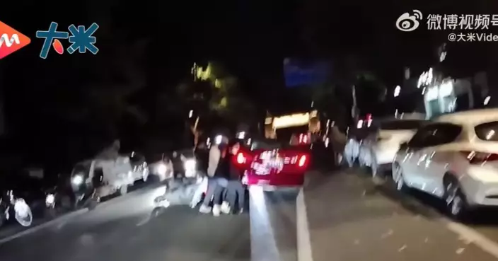 遭私家車撞倒捲入車底 浙江騎士獲逾20名熱心途人合力抬車2分鐘救出