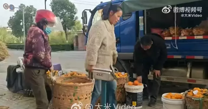 出讓店門口給果農賣桔子22年 浙江喜糖舖女店主分文不取還主動購買滯銷成品