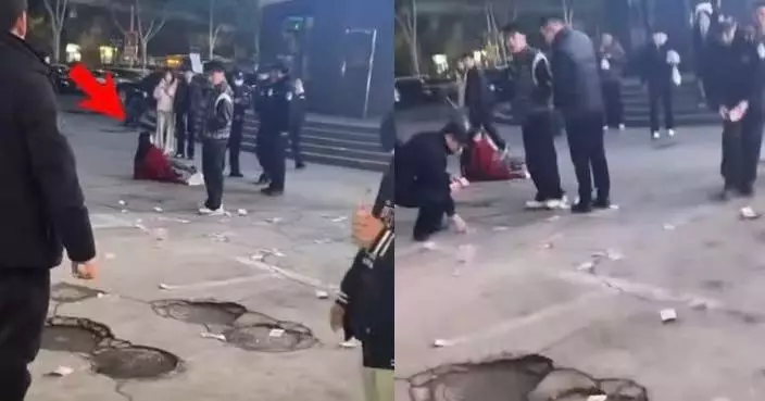 湖北女同男友爆爭執失控當街撒錢 警員接報到場調解協助撿回