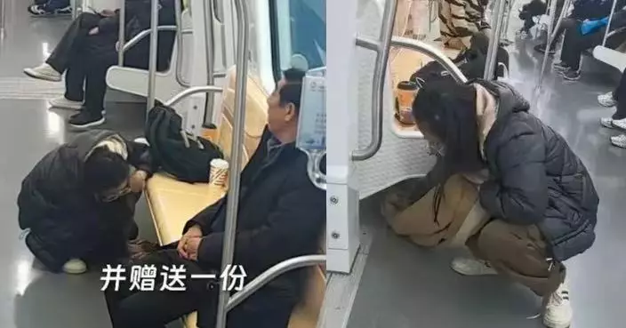 搭地鐵意外打翻奶茶 蘇州女取頸巾跪地清潔獲讚高素質