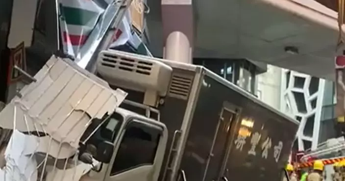 中環貨車疑失控撞入擺花街便利店　一名男顧客受傷