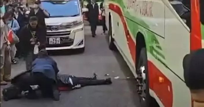 8旬老婦灣仔街市對出捱旅遊巴撞 一度被困車底送院搶救後不治