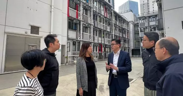 同心救災｜孫東到訪過渡性房屋 了解救災物資捐獻平台運作